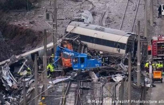 قطار يصطدم بجدار