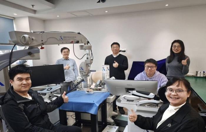 روبوت لجراحة العين