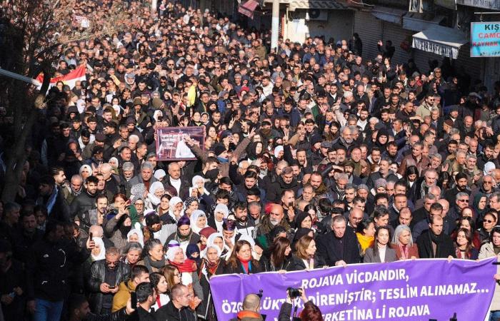 تمسك
      لبناني
      بالـ«ميكانيزم»
      وتفعيلها
      بغياب
      البديل