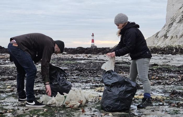 اختفاء شاطئ في إنجلترا تحت غطاء من البطاطس والبصل.. كيف حدث ذلك؟