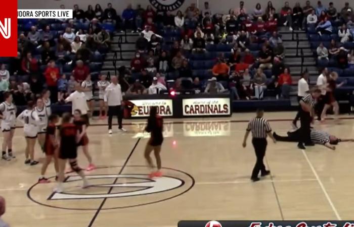 متابعة: هل "كان يمثل؟".. جدل بعد سقوط حكم مباراة كرة سلة أرضًا بعد احتكاك طفيف مع لاعبة