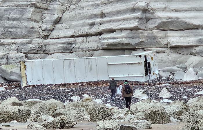 اختفاء شاطئ في إنجلترا تحت غطاء من البطاطس والبصل.. كيف حدث ذلك؟