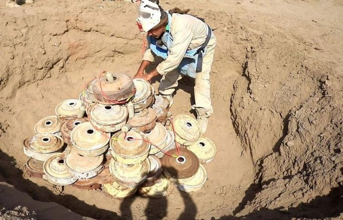 ألغام
      الحوثيين
      تحاصر
      حياة
      المدنيين
      في
      الحديدة