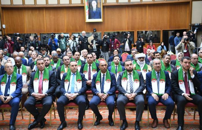 الجزائر:
      صياغة
      جديدة
      لـ«قانون
      الاستعمار»
      لفتح
      خطوط
      عودة
      العلاقات
      مع
      فرنسا