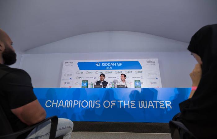 نجوم
      «الزوارق
      الكهربائية»
      يتسابقون
      على
      لقب
      «أبطال
      المياه»