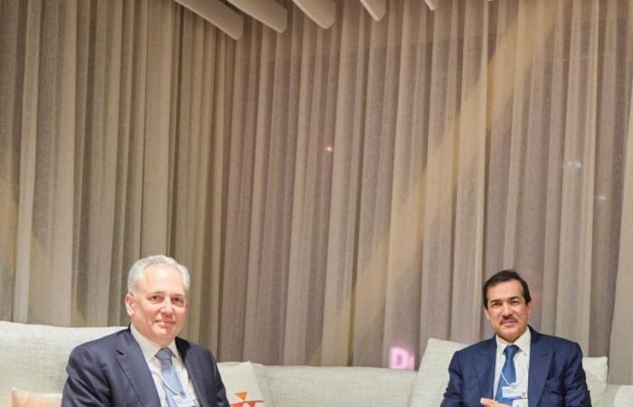 وزير الدولة لشؤون التجارة الخارجية يجتمع مع عدد من المسؤولين في منتدى دافوس