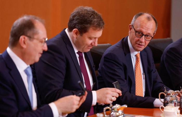 ألمانيا
      تطرد
      دبلوماسياً
      روسياً
      وتتهمه
      باستغلال
      منصبه
      لتنفيذ
      علميات
      تجسس