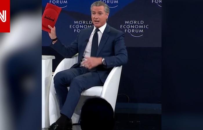 متابعة: عليها توقيع ترامب.. حاكم كاليفورنيا يُحضر وسادات حماية الركبة الخاصة به إلى دافوس