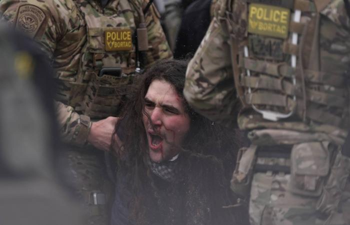 تقرير:
      الجيش
      الأميركي
      يستعد
      لاحتمال
      الانتشار
      في
      مينيابوليس