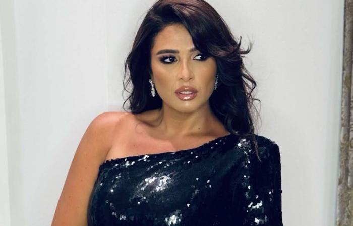 تعاطف
      مع
      ياسمين
      عبد
      العزيز
      بعد
      نشر
      صور
      «مُسيئة»
      لها