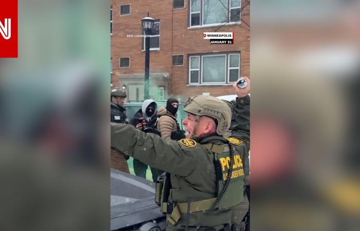 متابعة: فيديو يُظهر رئيس إدارة الهجرة يُلقي قنبلة غاز على حشد من المتظاهرين