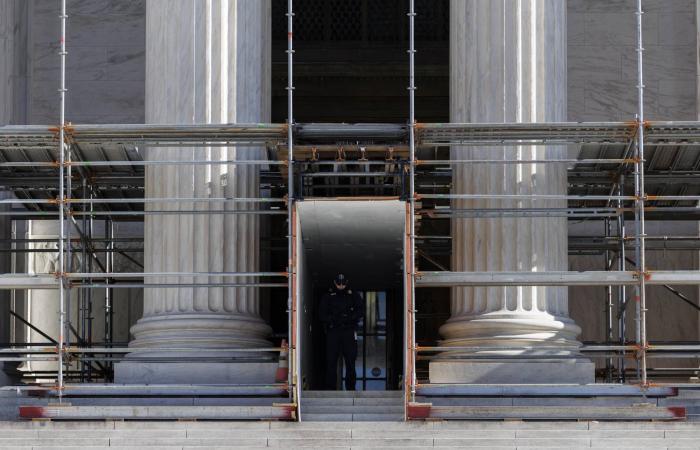 رغم
      مساعي
      ترمب...
      المحكمة
      العليا
      تميل
      للإبقاء
      على
      كوك
      في
      «الفيدرالي»