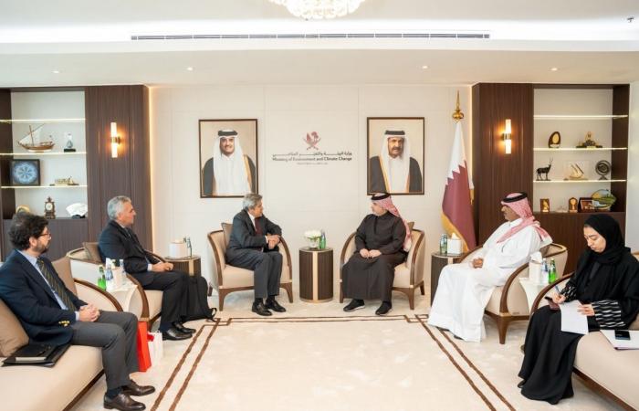 وزير البيئة والتغير المناخي يجتمع مع سفير جمهورية بيرو