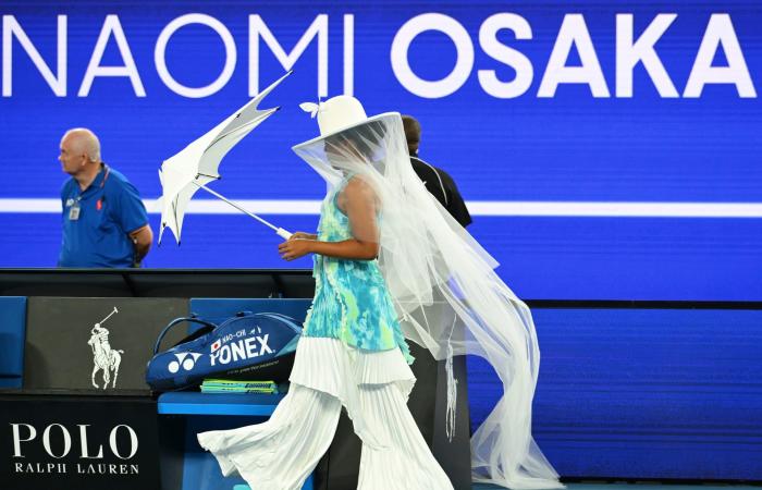 نعومي أوساكا تحوّل ملعب بطولة أستراليا المفتوحة إلى منصة أزياء