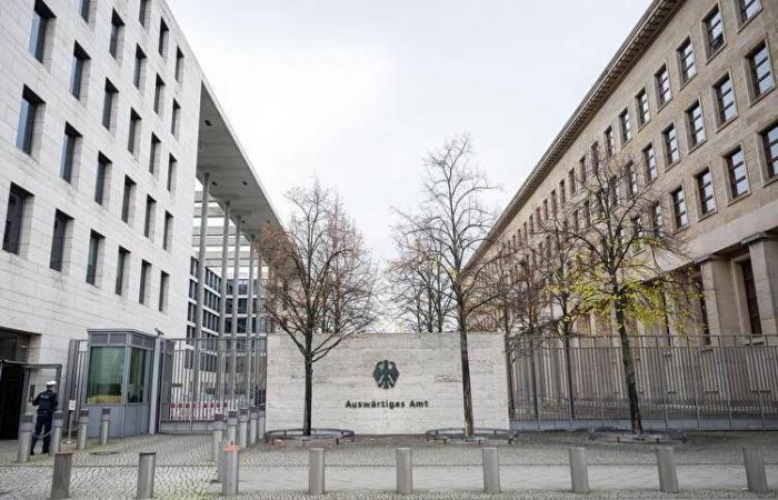 ألمانيا
      تطرد
      دبلوماسياً
      روسياً
      وتتهمه
      باستغلال
      منصبه
      لتنفيذ
      علميات
      تجسس