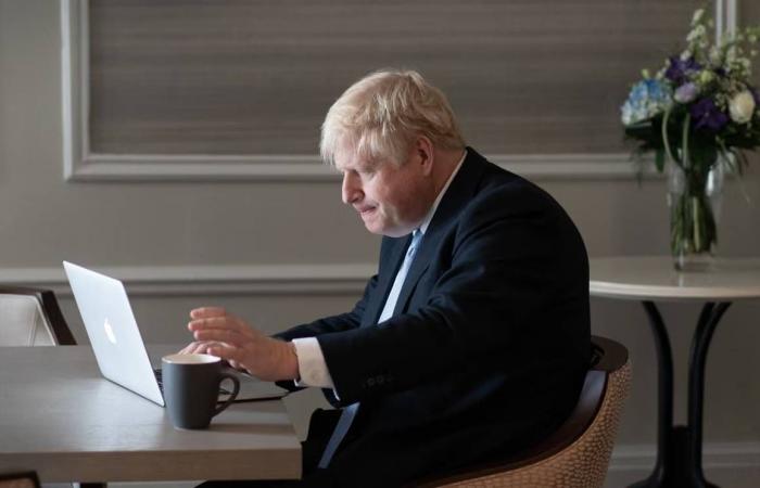 أحفورة
      تكشف
      عن
      شكل
      مجهول
      من
      الحياة