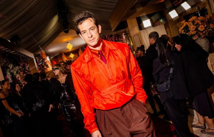 جيلٌ جديد من الرجال يعيد تعريف الأناقة.. وقميص الربع سحّاب ليس سوى البداية