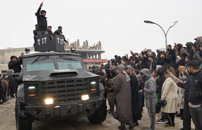 "قسد" توضح بعد صور مقاتلها مع جثث جنود بالجيش السوري جنوب كوباني