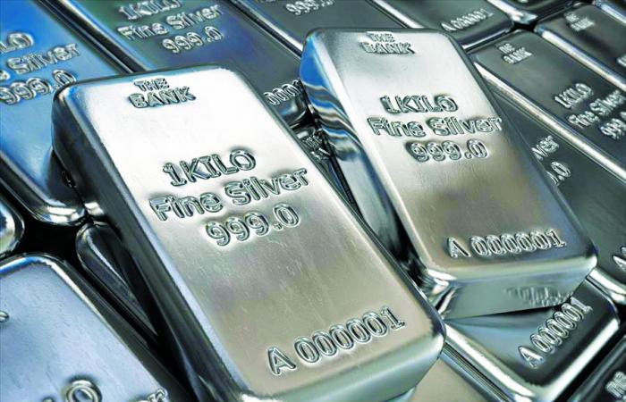 الفضة تتجاوز 100 دولار للأوقية وسط إقبال استثماري قوي