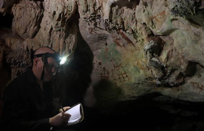 يدٌ
      من
      فجر
      الإنسان...
      أقدم
      أثر
      فنّي
      يُعيد
      كتابة
      تاريخ
      البشر