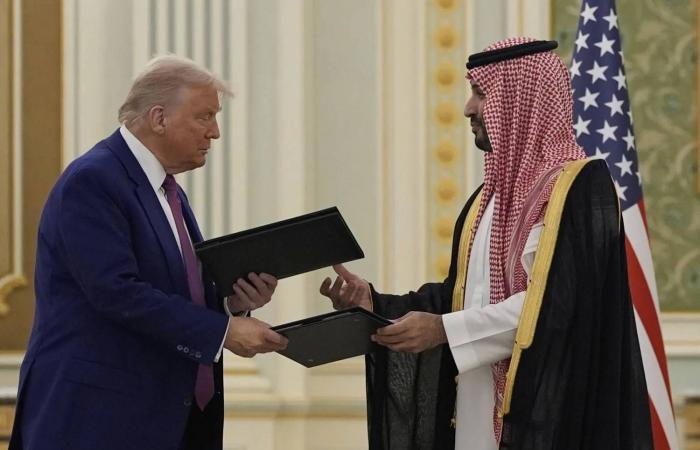 سقطرى
      تستقبل
      أولى
      دفعات
      منحة
      المشتقات
      النفطية
      السعودية