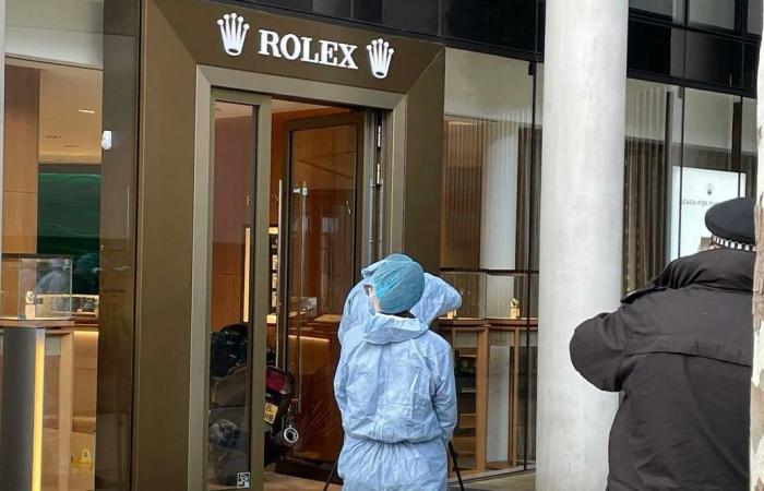 بالسواطير وفي وضح النهار.. سطو مسلح على أغلى متجر لساعات رولكس في لندن (فيديو)