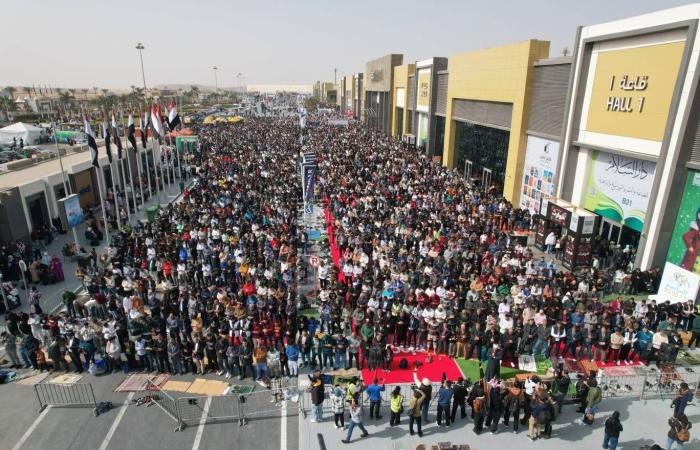 «القاهرة
      الدولي
      للكتاب»...
      تظاهرة
      ثقافية
      ترسّخ
      حضورها
      كـ«فسحة
      أسرية»