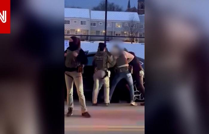 متابعة: فيديو يظهر عملاء فيدراليين يحتجزون ضابطًا متدربًا في إدارة السجون بأمريكا… والشرطة تعلق