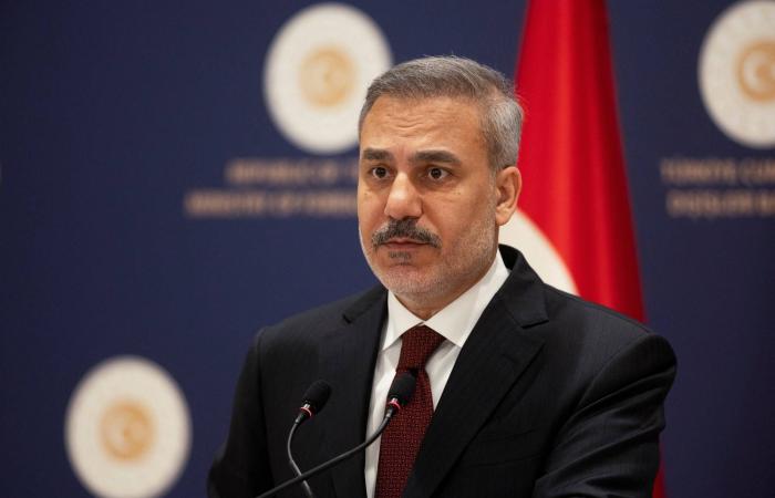 شبح
      مواجهة
      يطوق
      إيران