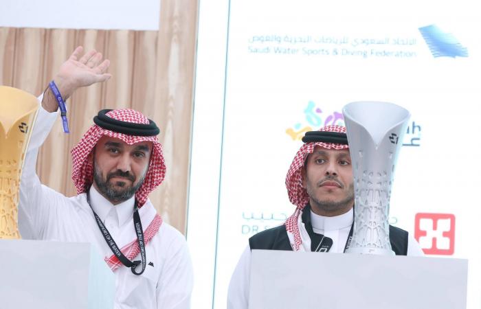 بحضور
      أمير
      موناكو...
      الفيصل
      يتوّج
      «أوكي»
      بكأس
      الزوارق
      الكهربائية