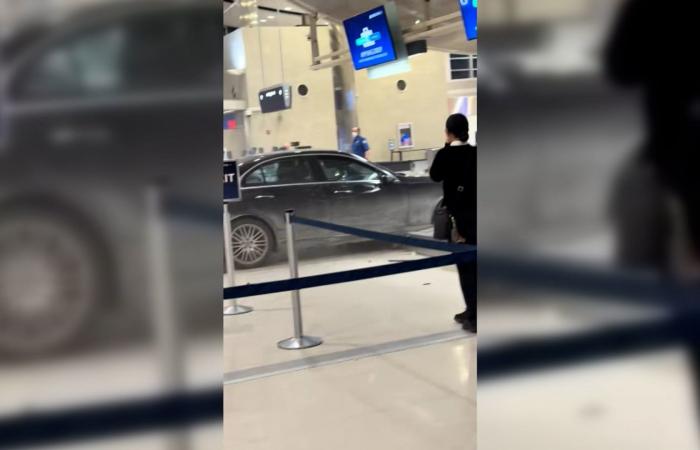 شاهد.. سيارة تصطدم بمكتب بيع التذاكر داخل مطار ديترويت بأمريكا