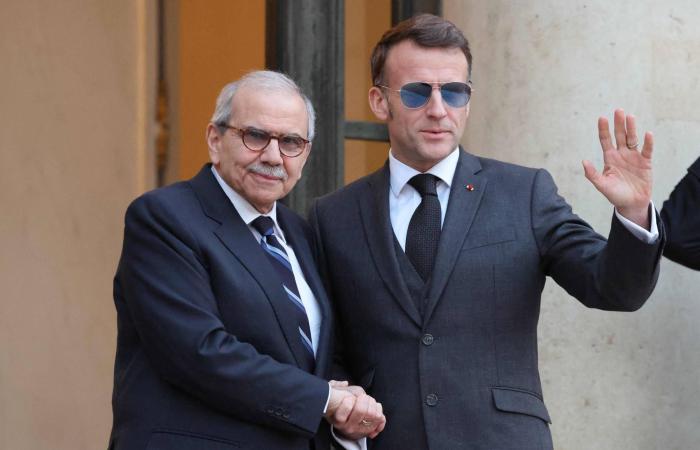 تقرير:
      العراق
      يباشر
      تسلّم
      دفعة
      جديدة
      من
      معتقلي
      تنظيم
      «داعش»
      من
      سوريا