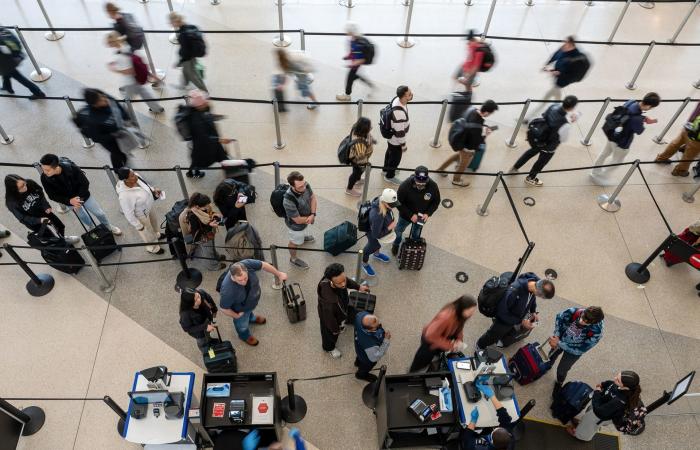 أمريكا تفرض رسومًا على المسافرين من دون بطاقة "هوية حقيقية"