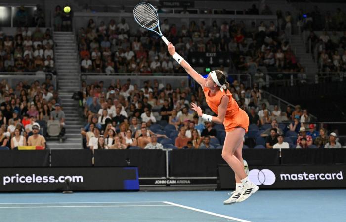 من
      مراهِقة
      واحدة
      إلى
      جيل
      كامل:
      كيف
      أعادت
      «أستراليا
      المفتوحة»
      رسم
      خريطة
      التنس
      النسائية؟