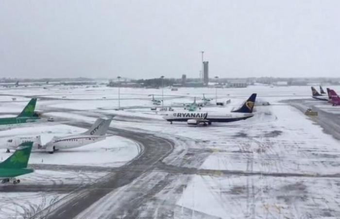 إلغاء آلاف الرحلات الجوية جراء العواصف في الولايات المتحدة