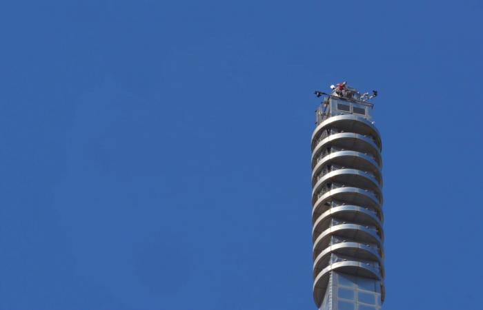 لحظة وصول المتسلق أليكس هونولد إلى قمة ناطحة سحاب تايبيه.. بعد تأجيلها بسبب الأمطار