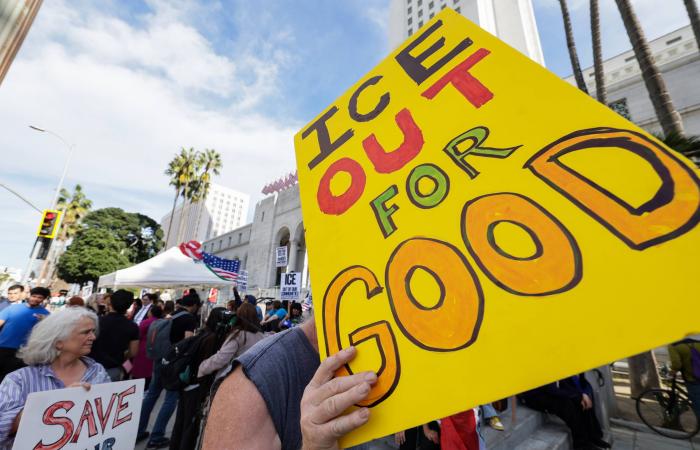 أيام
      قليلة
      تفصل
      واشنطن
      عن
      «الشلل
      التام»
      مجدداً