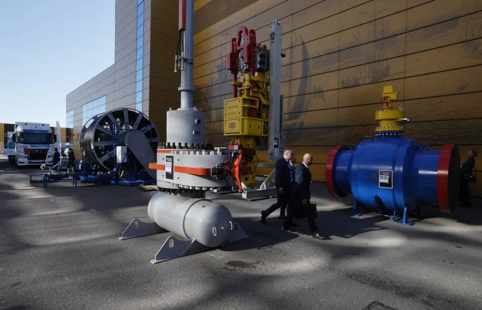 روسيا
      تجد
      الدفء
      في
      جليد
      غرينلاند...
      وتصدّعات
      «التضامن
      الأطلسي»