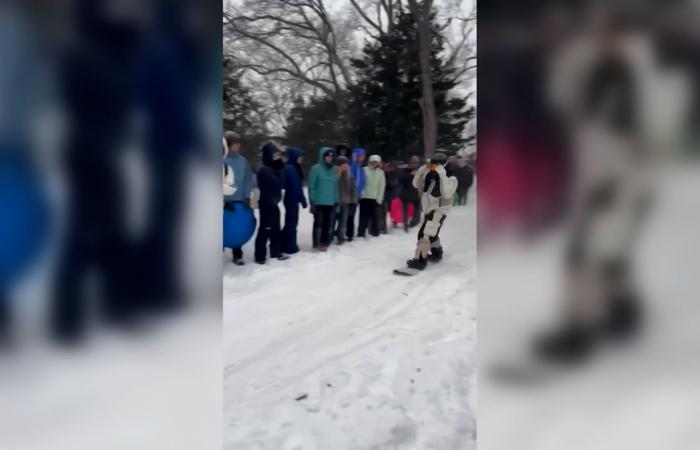 قفزة جريئة.. متزلج أولمبي يحلّق فوق الناس بمدينة نيويورك المغطاة بالثلوج