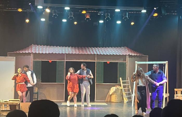 «البيت
      بيتك»...
      العائلة
      أولاً
      والوطن
      أبقى
      من
      الرحيل