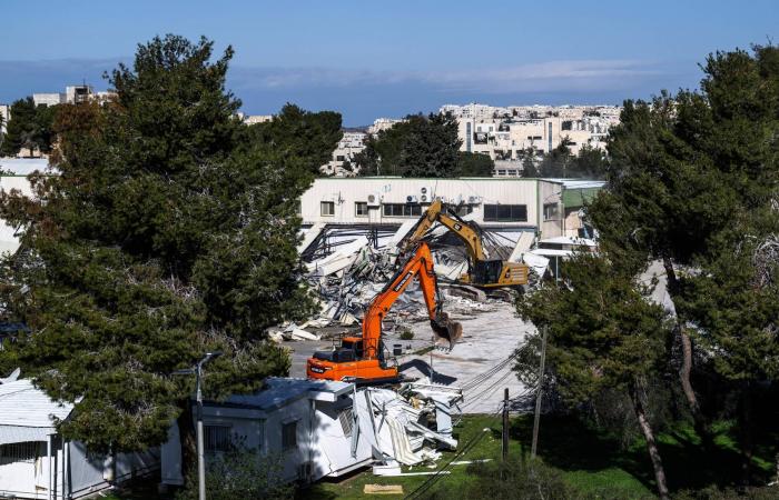 الاحتلال
      يجبر
      فلسطينيين
      في
      القدس
      على
      إخلاء
      منازلهم