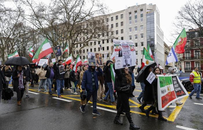 نشطاء:
      مقتل
      أكثر
      من
      6
      آلاف
      شخص
      في
      حملة
      قمع
      الاحتجاجات
      بإيران