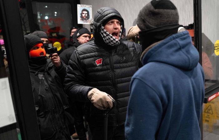 «رصاصة
      مينيسوتا»
      تشق
      الصف
      الجمهوري