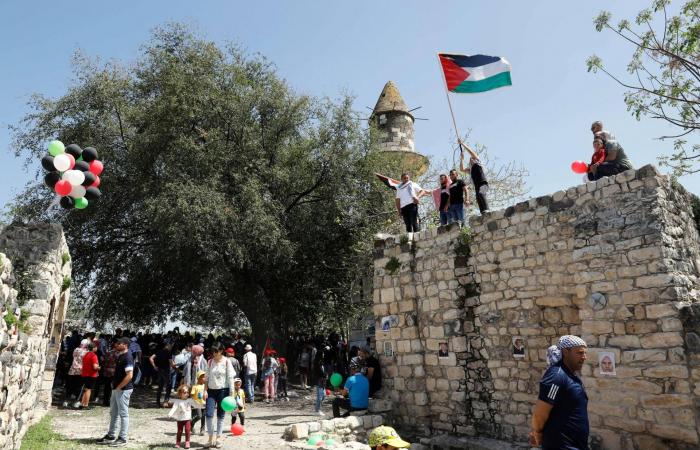 «تشبه
      علم
      فلسطين»...
      رسمة
      بطيخة
      تهز
      بلدية
      تل
      أبيب