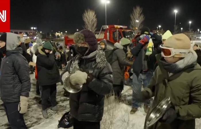 متابعة: بصفارات وأواني طهي.. محتجون يثيرون ضجيجًا أمام فندق يُعتقد أن مسؤولًا في الهجرة يقيم فيه