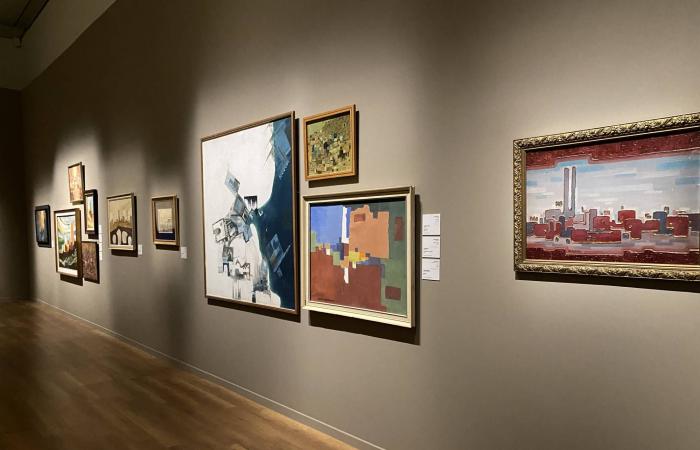 «بدايات»
      معرض
      عن
      بواكير
      الحركة
      الفنية
      السعودية
      ورواد
      تجربتها
      الحداثية