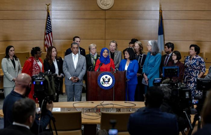 أمريكا.. رجل يُلقي "مادة مجهولة" باتجاه النائبة إلهان عمر خلال اجتماع جماهيري