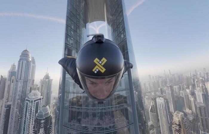 داخل "ثقب الإبرة" في دبي.. 5 أشخاص يقفزون عبر أطول فندق في العالم