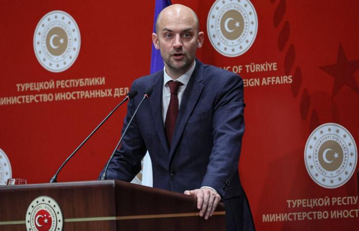 محكمة
      هولندية
      تقضي
      بسجن
      إريتري
      20
      عاماً
      بتهمة
      الاتجار
      بالبشر