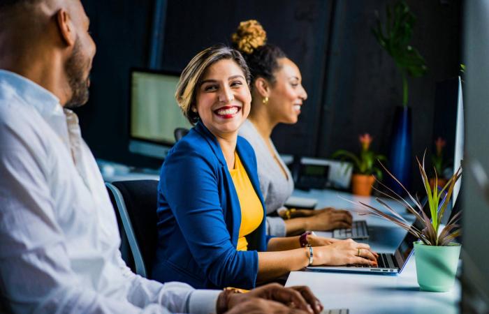 ساعة
      صفر
      الباندا
      دقَّت...
      اليابان
      تودّع
      رمزاً
      عمره
      نصف
      قرن